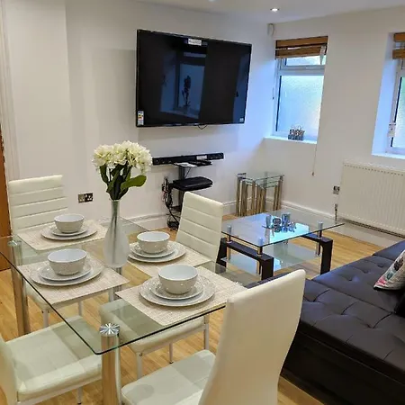 Spacious 2-Bed Apartment In Central Kingston Near Richmond Park Kingston upon Thames  Exterior photo
