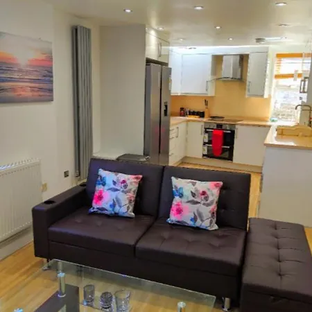 Spacious 2-Bed Apartment In Central Kingston Near Richmond Park Kingston upon Thames  Exterior photo