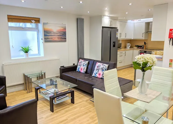Spacious 2-Bed Apartment In Central Kingston Near Richmond Park