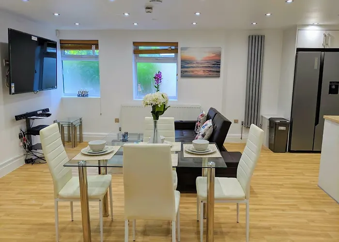 Spacious 2-Bed Apartment In Central Kingston Near Richmond Park