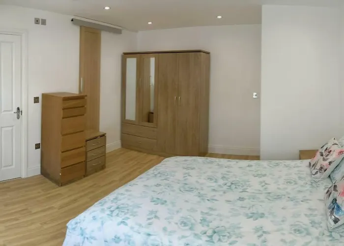 Spacious 2-Bed Apartment In Central Kingston Near Richmond Park